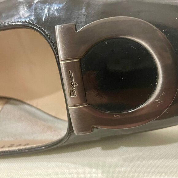 SALVATORE FERRAGAMO PUMPS BLACK PATENT LEATHER MADE IN ITALY PREPPY CHIC Sz 7 - Picture 2 of 16